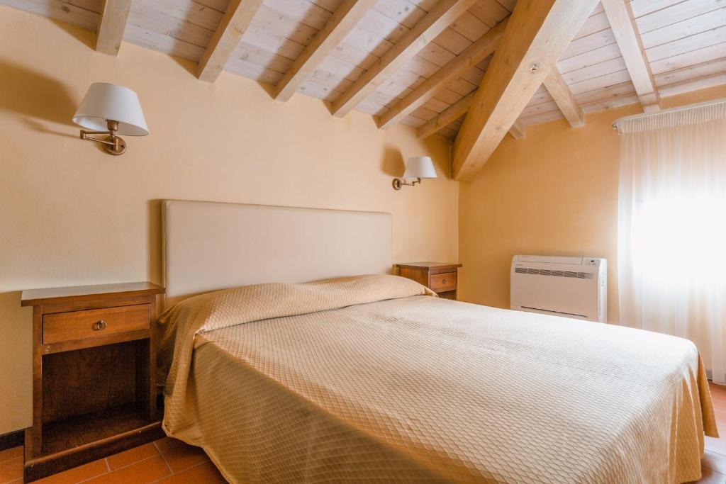 马里纳-迪-皮特拉桑塔米尔顿酒店 的一间带床的卧室,位于带窗户的房间内