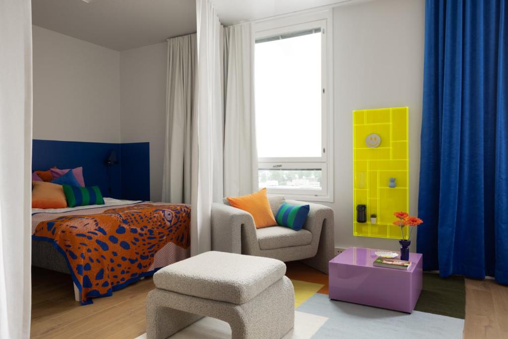 赫尔辛基Noli Malmi的卧室配有床、椅子和窗户。