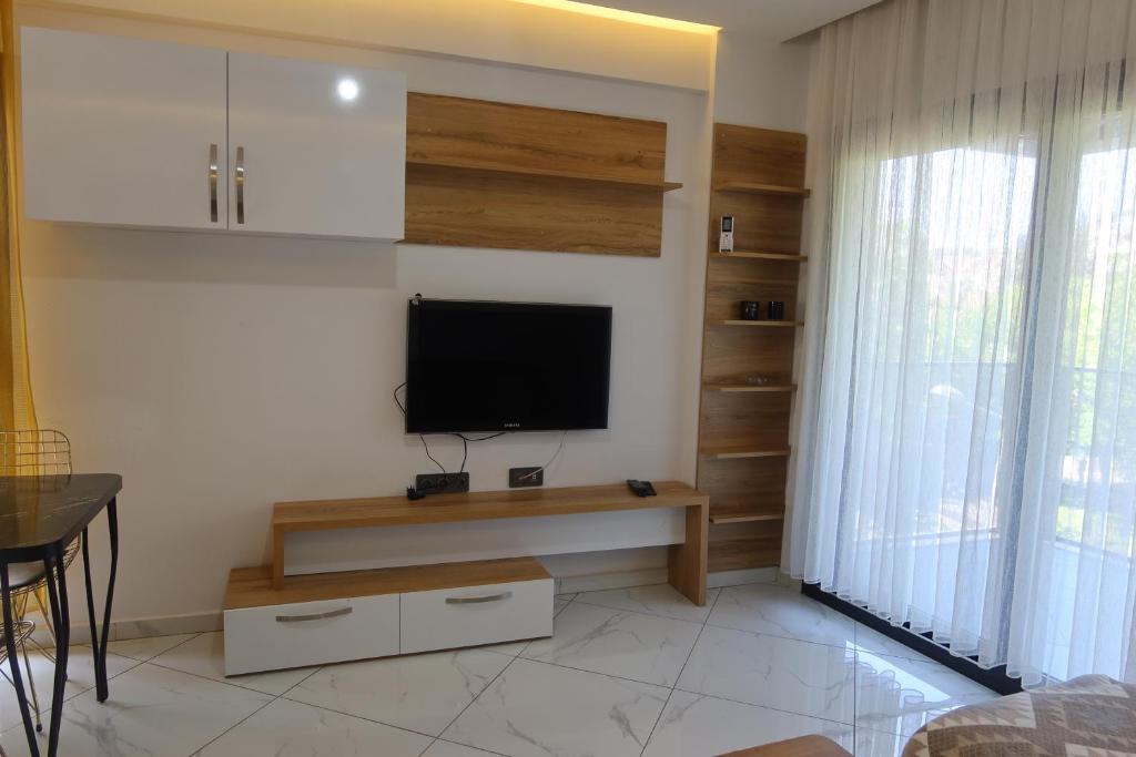 库萨达斯MAYA APARTMANI的客厅设有壁挂式平面电视。