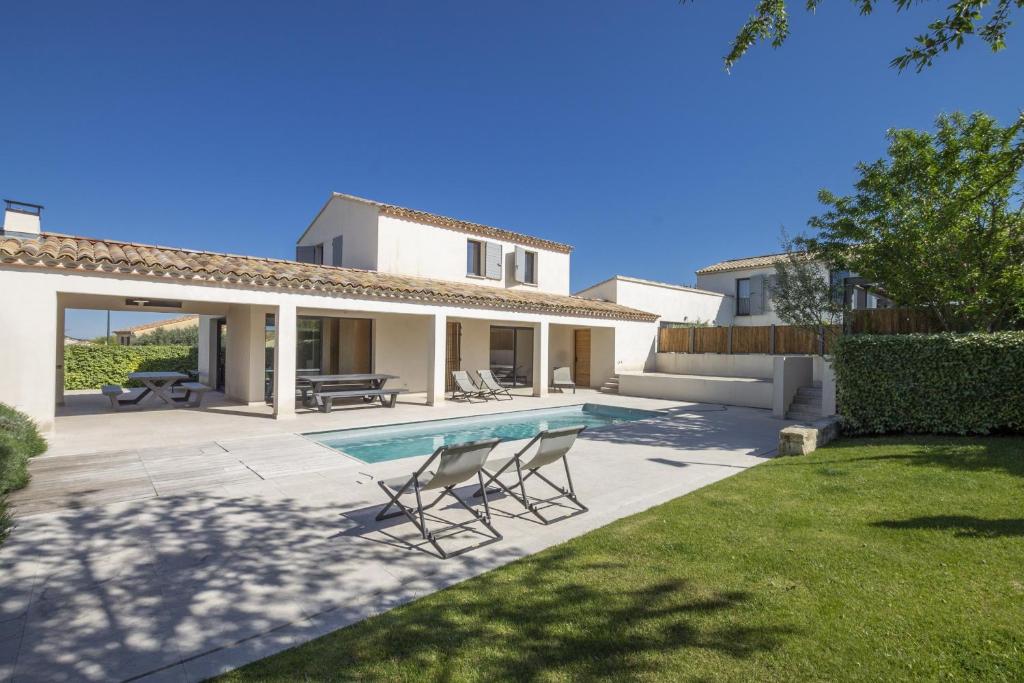 马洛塞讷Villa la Provenca -Architectural House的庭院内带游泳池的别墅
