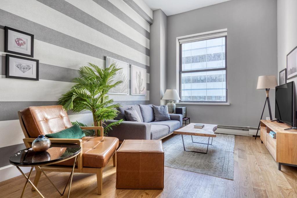 纽约Tribeca 1BR w Gym Doorman Roof deck NYC-54的客厅设有条纹墙