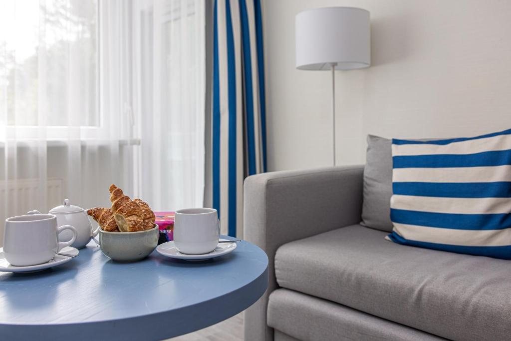 奈达尼杜斯旅馆的客厅配有咖啡桌和沙发