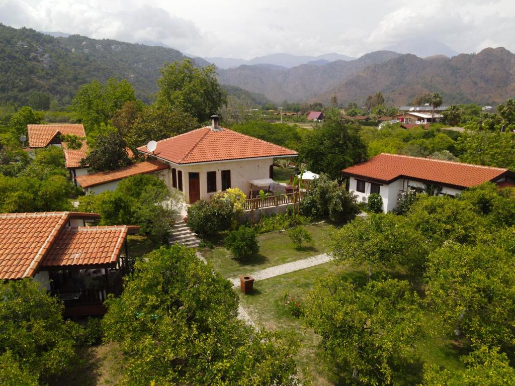 契拉勒Kimera - Akdeniz Bahcesi Apart Hotel的享有高山房屋的空中景致