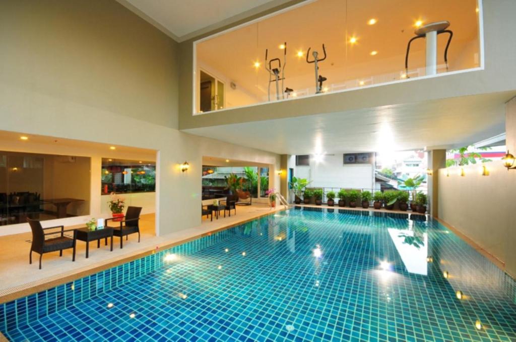 曼谷波仕套房酒店的一座大游泳池