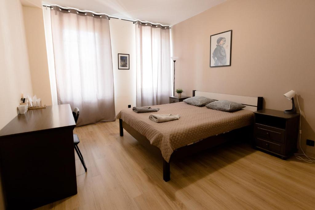 华沙Hidden Peak Guestrooms的一间卧室配有一张床和一个梳妆台