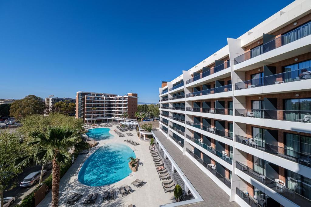 萨洛加州花园酒店的享有酒店空中美景,设有游泳池