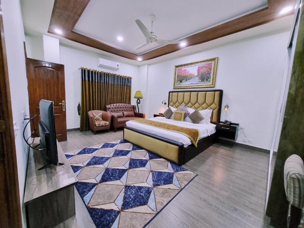 拉合尔Hayyat Luxury Suites的一间卧室配有一张床,并在一间客房内配有电视。
