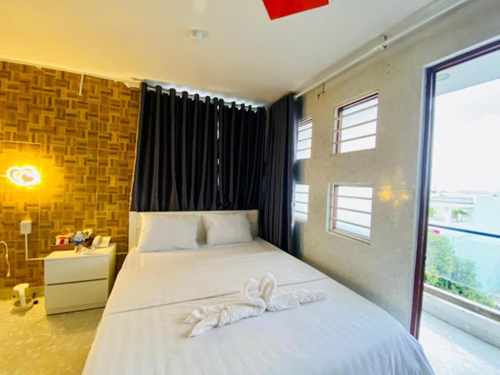 胡志明市Jewel Hotel的一间卧室配有一张床,上面有两条毛巾