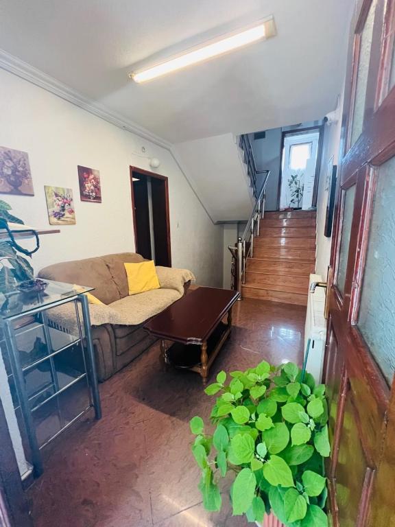 普里什蒂纳Guest House Velania的一间卧室配有一张床,楼梯种植着植物