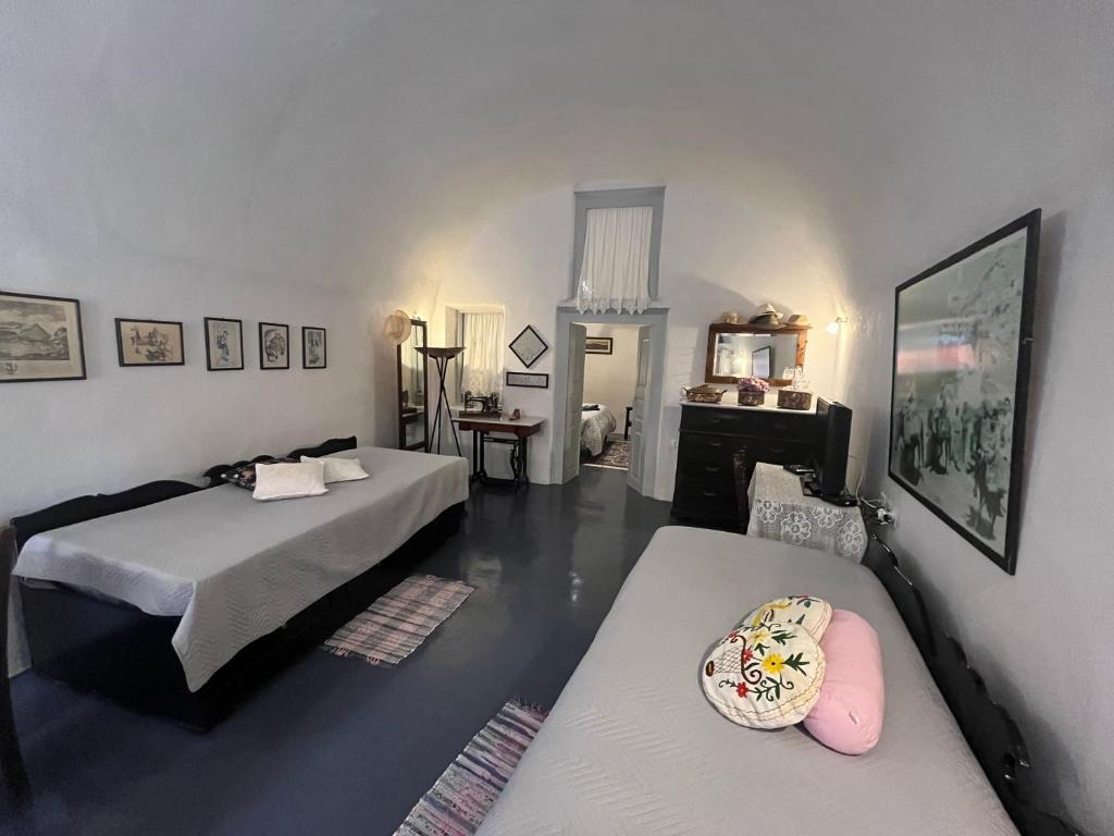 梅萨雷亚埃曼狄纳住宿加早餐旅馆的一间带两张床和镜子的客厅