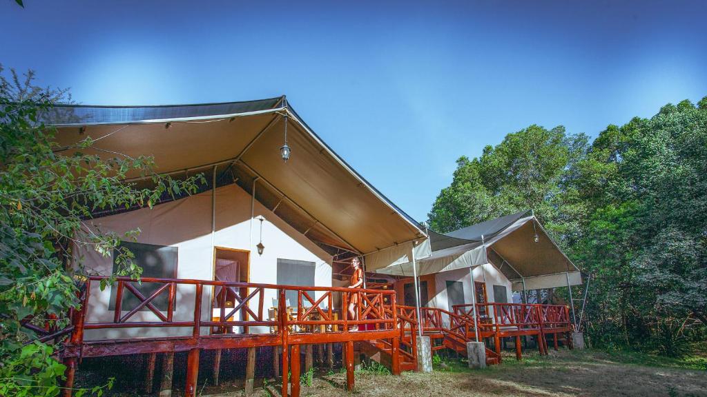 塔勒克马拉休闲野营豪华帐篷的一座有树屋顶的建筑
