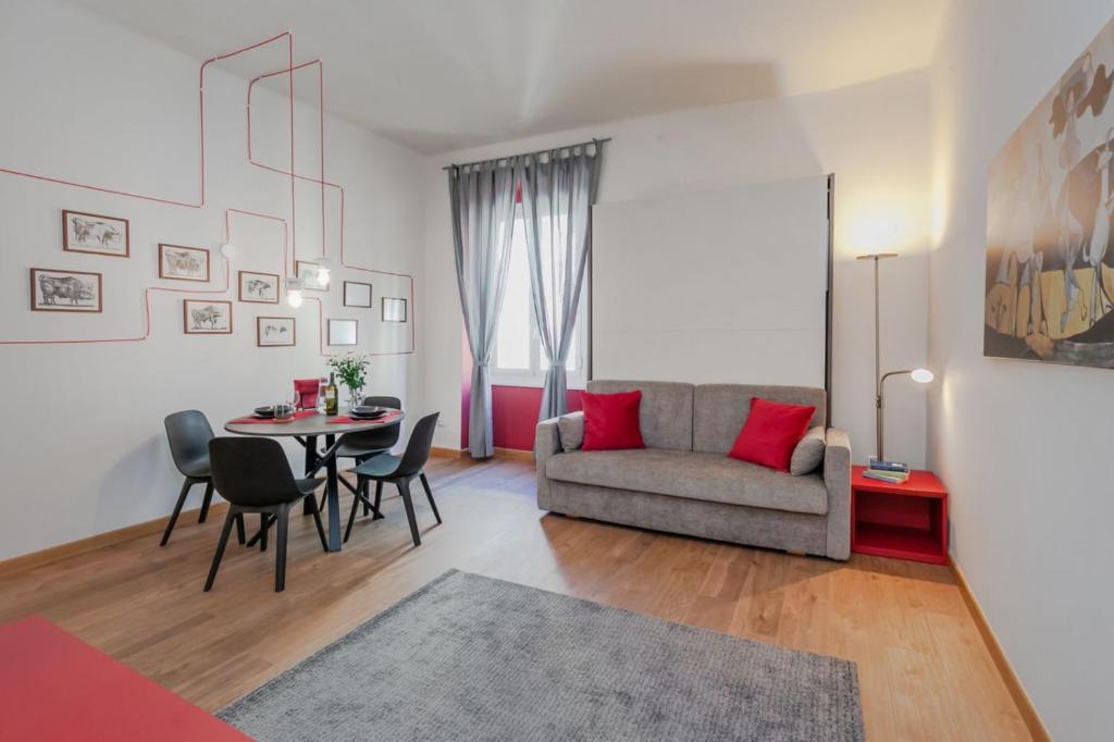 热那亚Casa Picasso的客厅配有沙发和桌椅