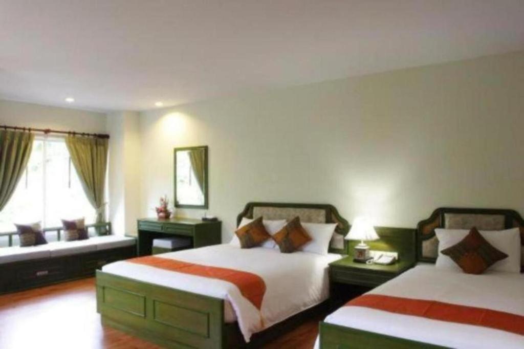 茶云莱海滩查汶海塔拉酒店的酒店客房设有两张床和窗户。