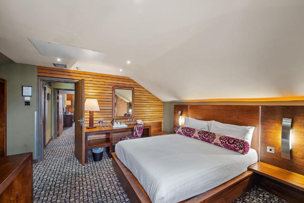 谢菲尔德拉特兰酒店的酒店客房配有一张床、一张书桌和一张四柱床