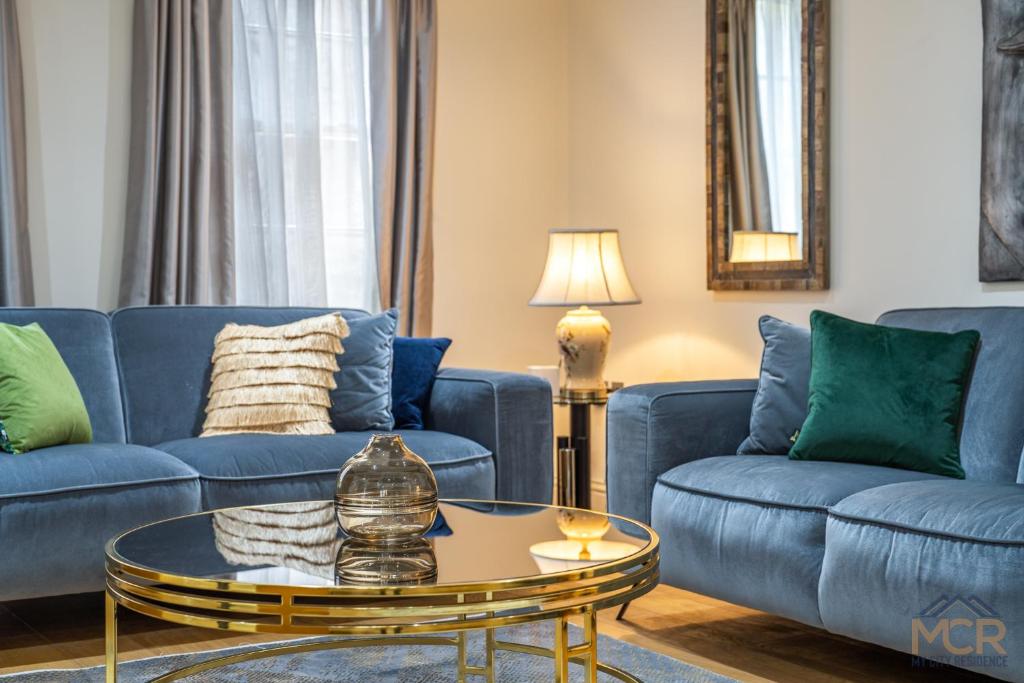 伦敦The Shepherd Residence的客厅配有2张蓝色的沙发和1张桌子