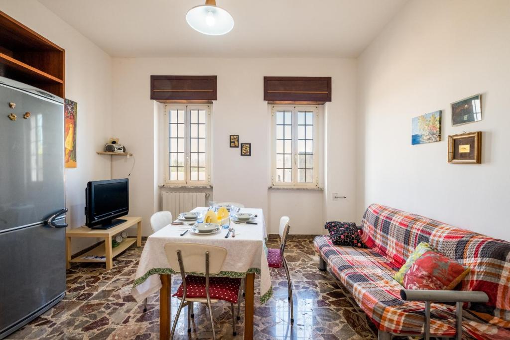 加利亚诺德尔卡波Casa Libeccio的客厅配有沙发和桌子