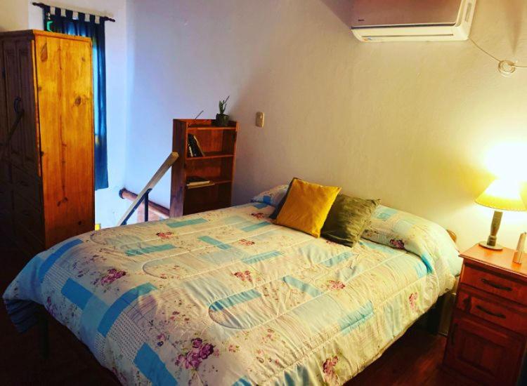 GualeguaychúLa Paisanita Gualeguaychú #lapaisanitagchu的一间卧室配有床、灯和梳妆台
