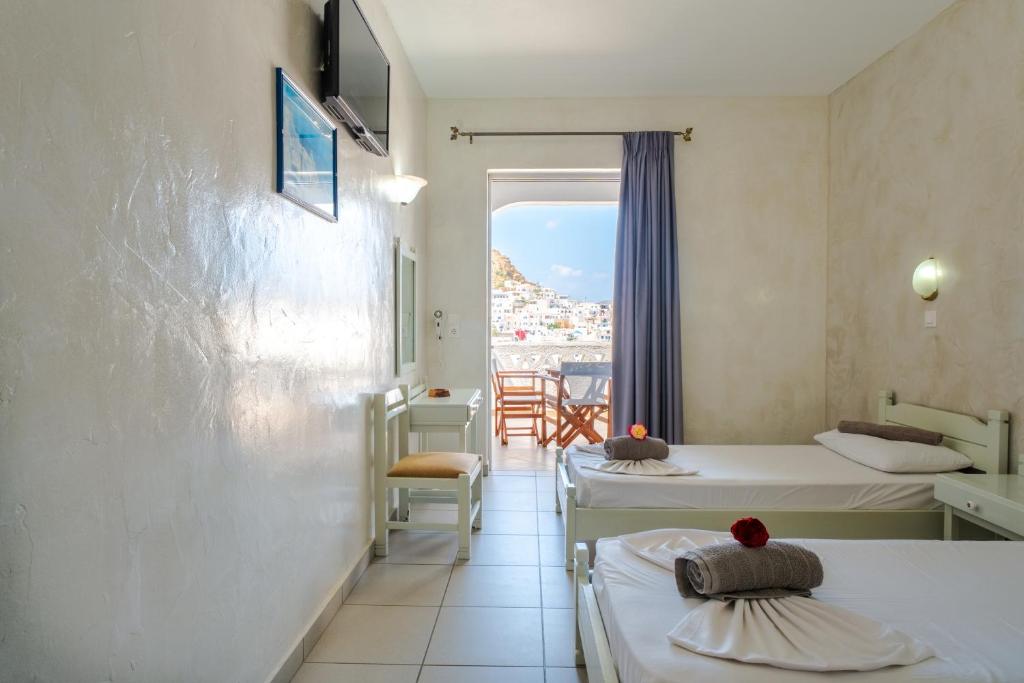 伊奥斯乔拉日升酒店的客房设有三张床和美景窗户。