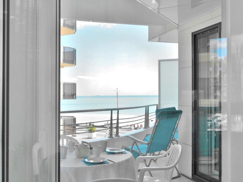 拉波勒Apartment Mariza - LAU302 by Interhome的客房设有带桌椅的阳台。