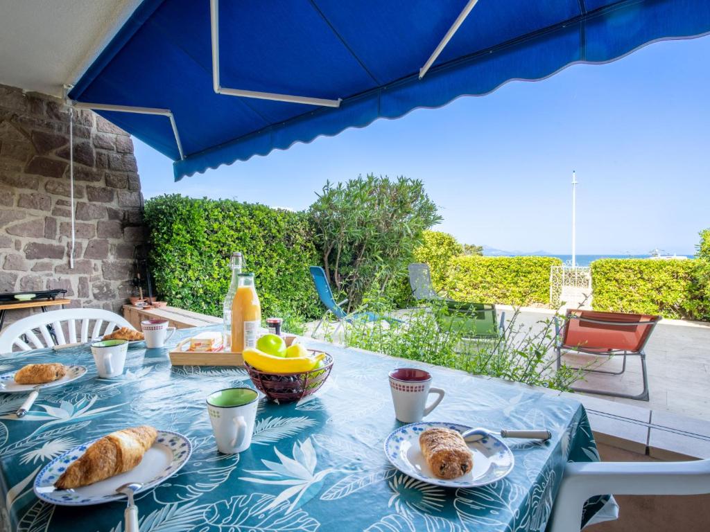 圣艾格夫Apartment Les Mouettes by Interhome的一张蓝色桌子,上面放着食物板