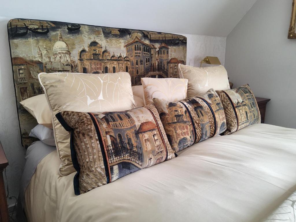 巴利卡斯尔Divine Cottage的一组枕头放在房间内的床上
