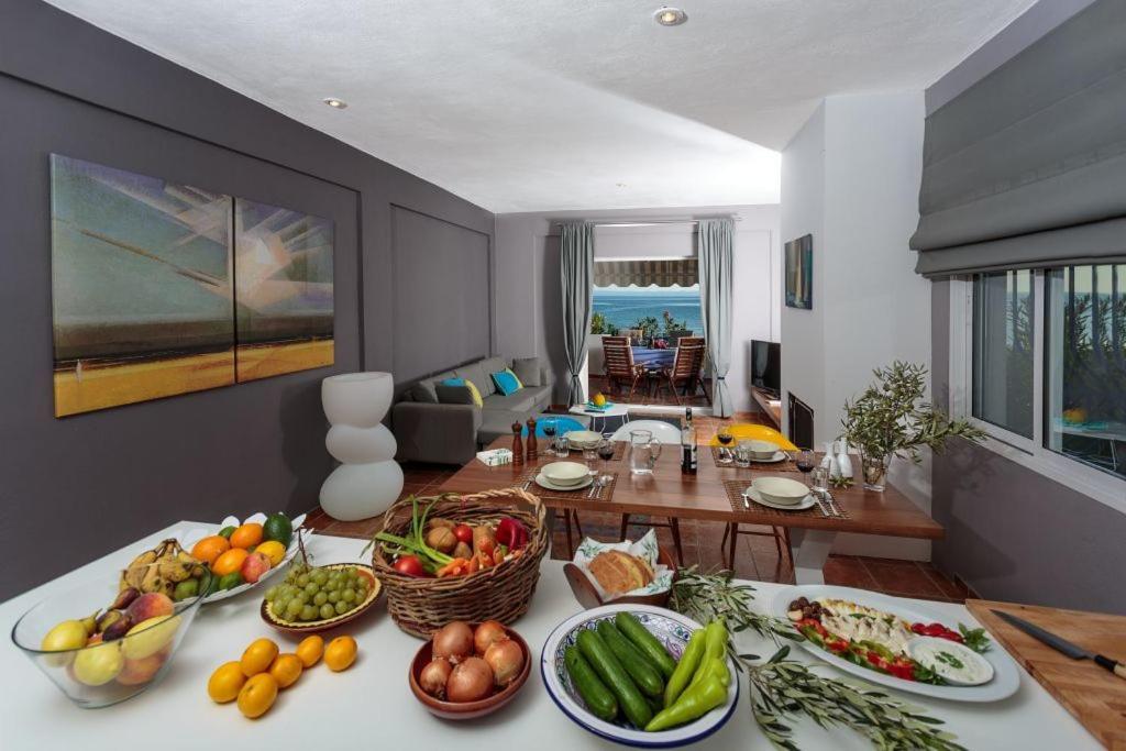 基拉奇尼Gerakina Skala Holiday Houses的客厅配有水果和蔬菜桌