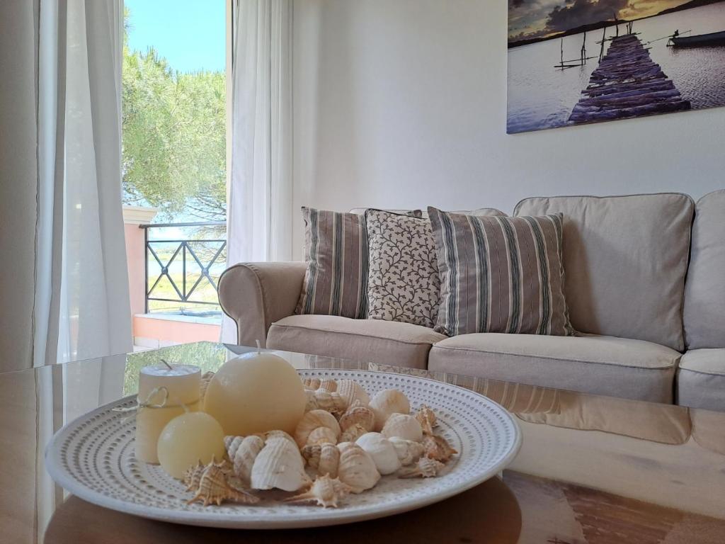 卡诺尼Maison Du Lac的客厅,桌子上放有一盘贝壳