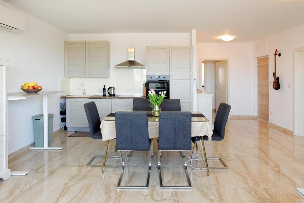 斯普利特Modern 2-Bed Apt, Late check in available的配有桌椅的厨房和餐厅