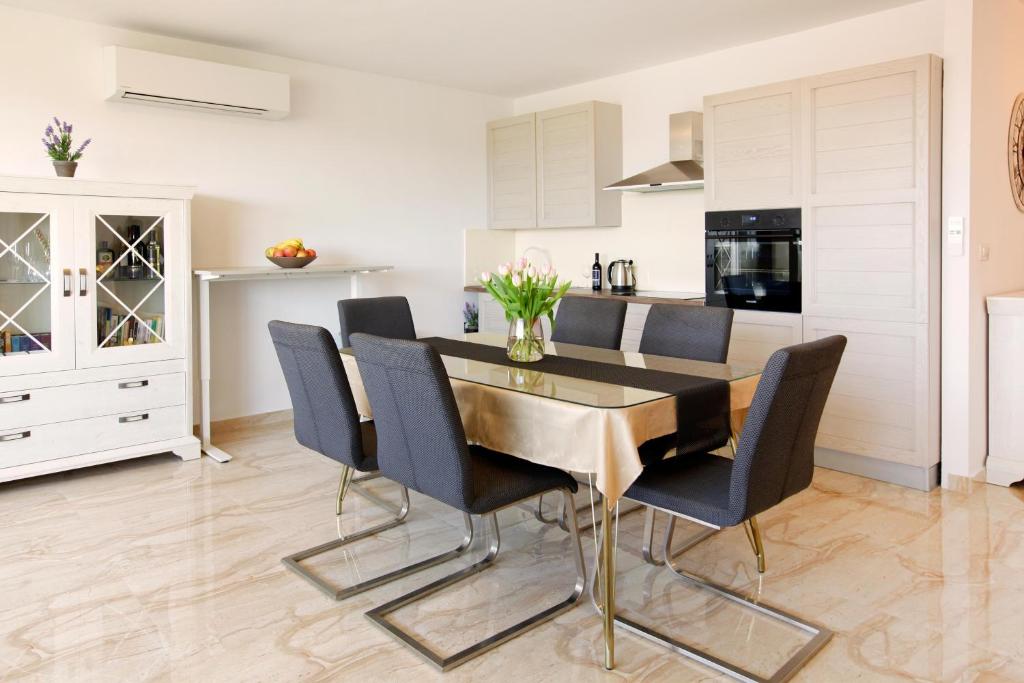 斯普利特Modern 2-Bed Apt, Late check in available的配有桌椅的厨房和餐厅
