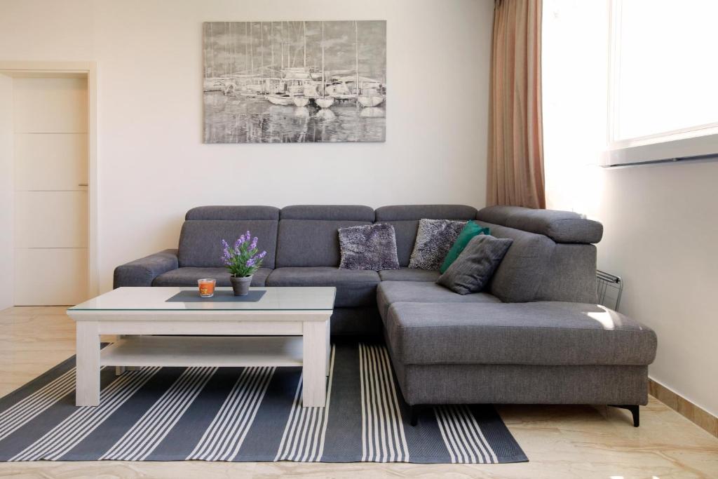 Modern 2-Bed Apt, Late check in available的休息区