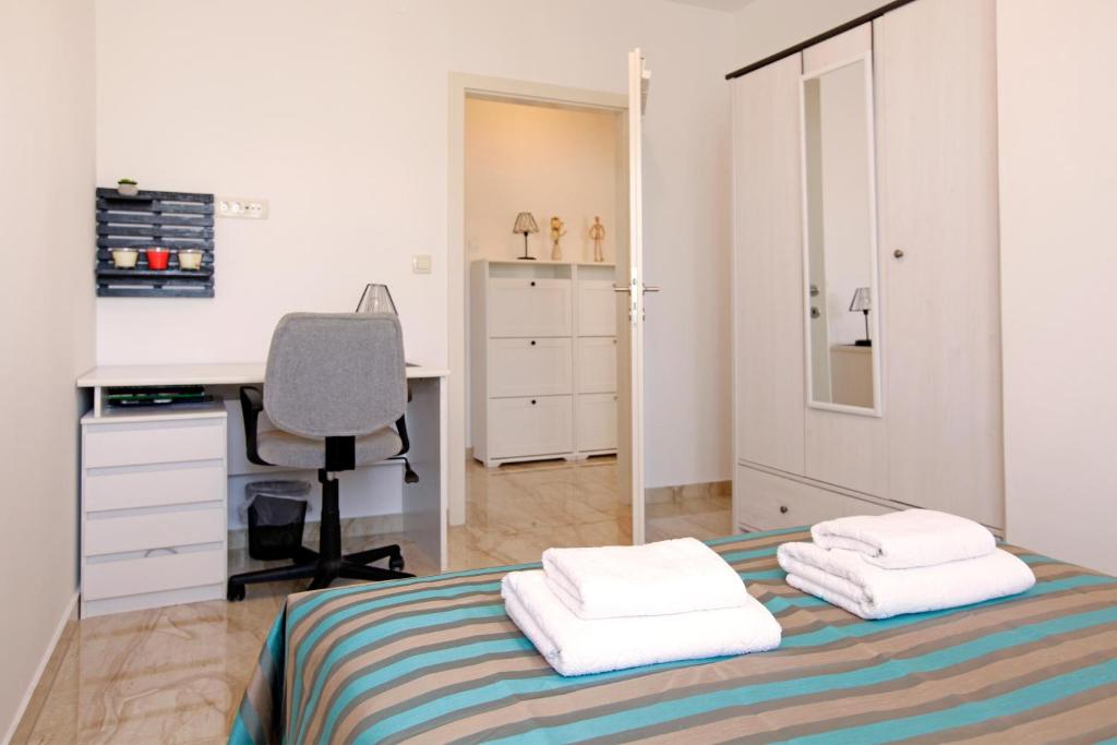 Modern 2-Bed Apt, Late check in available客房内的一张或多张床位
