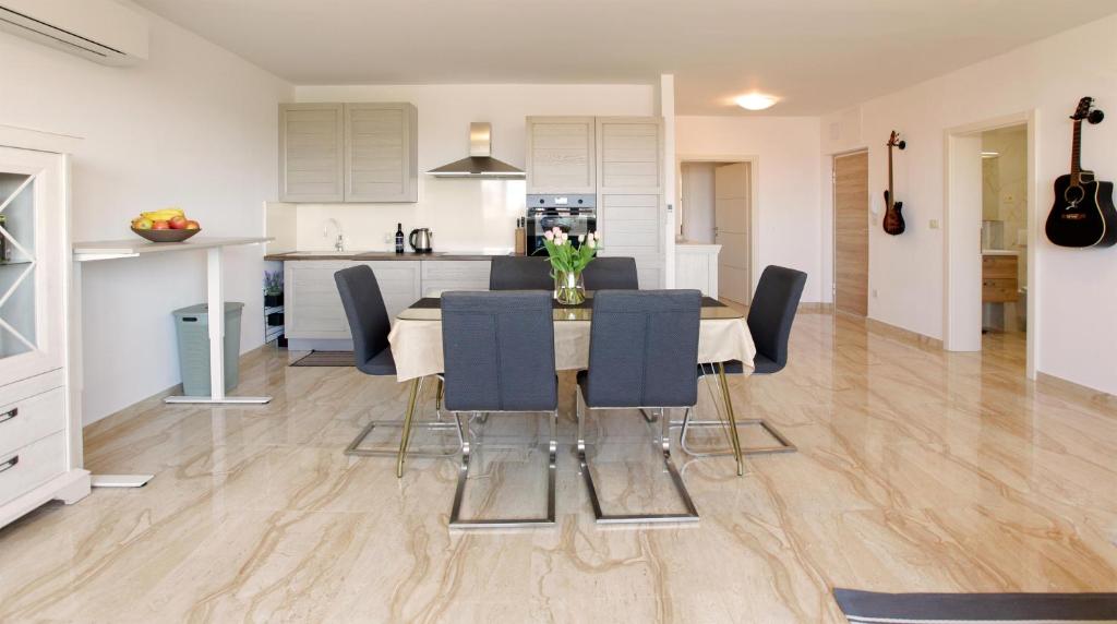 Modern 2-Bed Apt, Late check in available的厨房或小厨房
