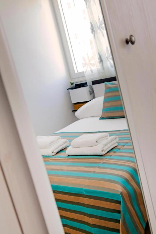 Modern 2-Bed Apt, Late check in available客房内的一张或多张床位