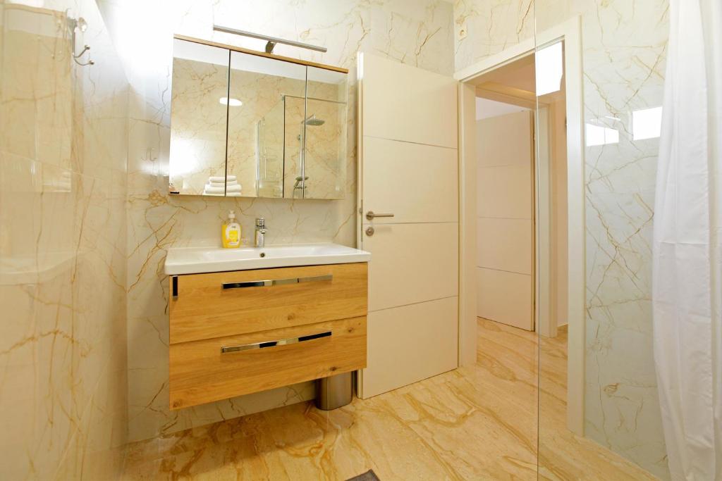 Modern 2-Bed Apt, Late check in available的一间浴室