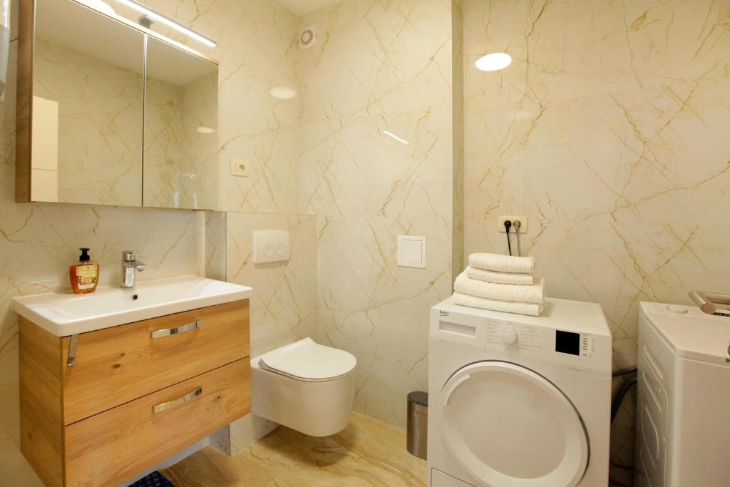 Modern 2-Bed Apt, Late check in available的一间浴室