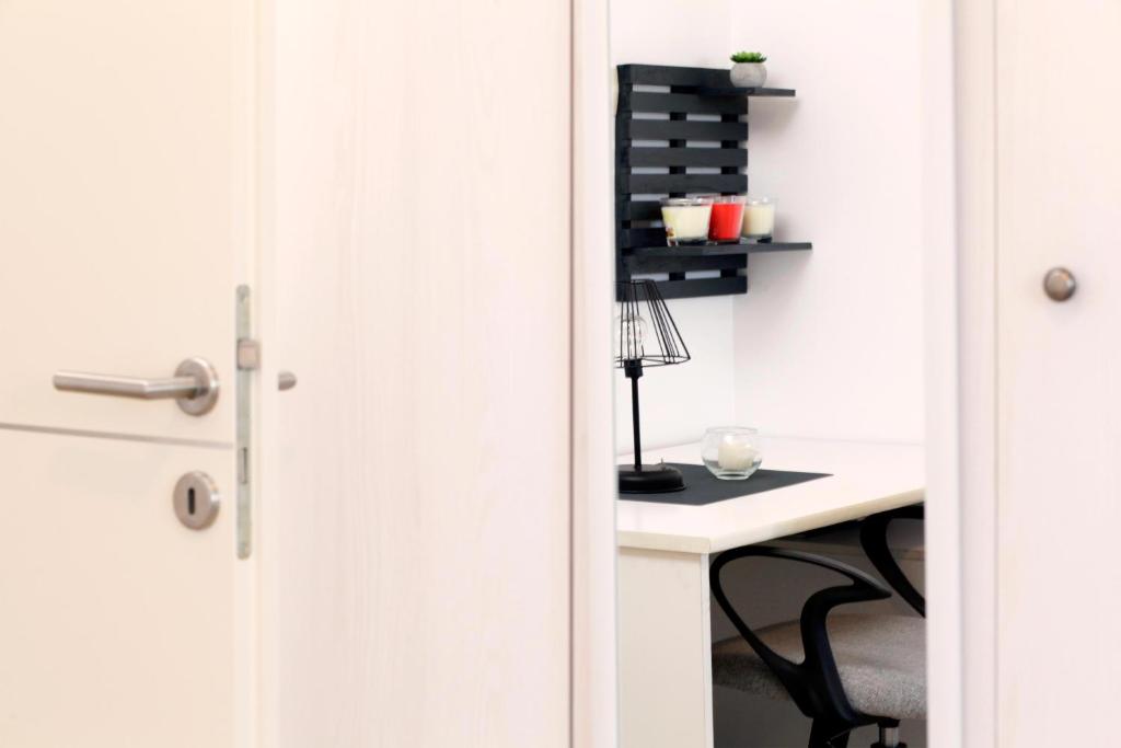 Modern 2-Bed Apt, Late check in available平面图