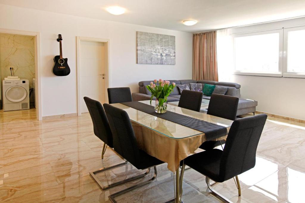 Modern 2-Bed Apt, Late check in available的休息区