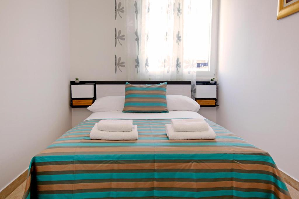 Modern 2-Bed Apt, Late check in available客房内的一张或多张床位