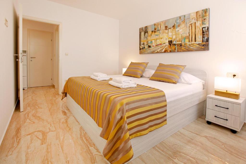 Modern 2-Bed Apt, Late check in available客房内的一张或多张床位
