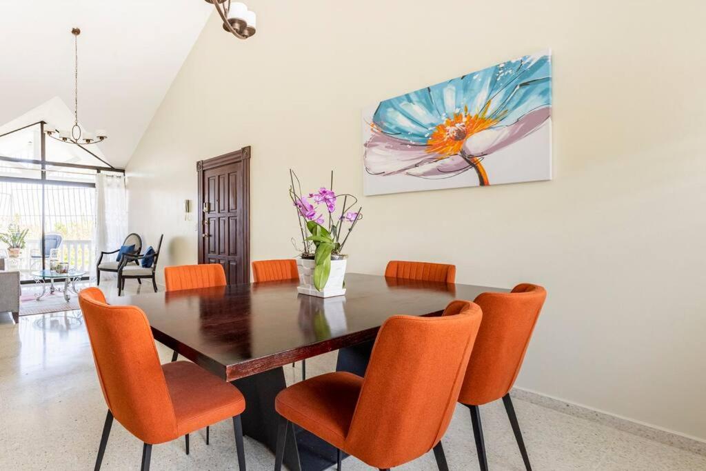 圣斐利-银港Paramount Views的一间带桌子和橙色椅子的用餐室