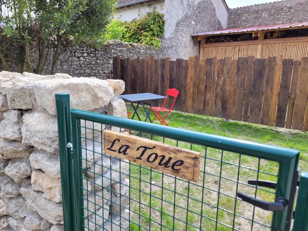 Saint-Dyé-sur-LoireGîte La Toue的 ⁇ 上的一个标语,说 ⁇ 上音