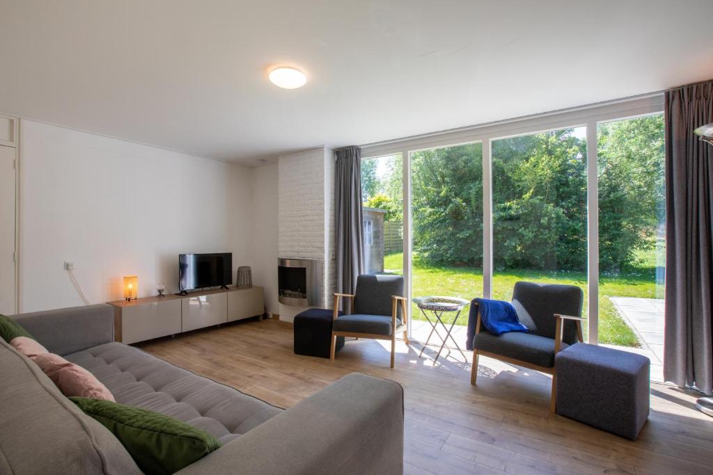WolphaartsdijkInlaag 20的客厅配有沙发和椅子