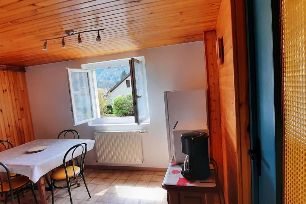 Saulxures-sur-Moselotteplain-pied proche base de loisirs et voie verte的一间带桌子和冰箱的小厨房