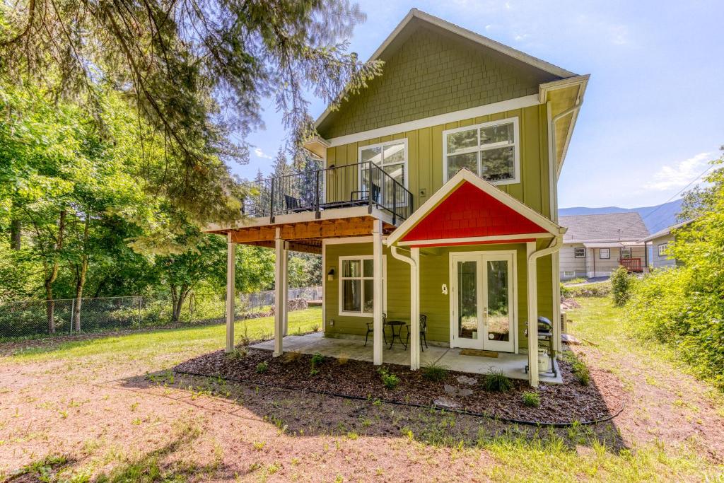 史蒂文森Owl Creek Studio的红色屋顶的黄色小房子