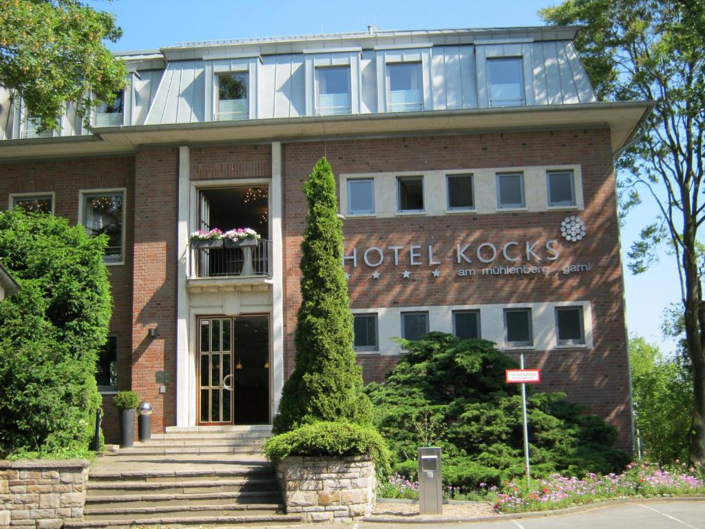 鲁尔河畔米尔海姆HOTEL KOCKS am Mühlenberg的带有读取酒店库克标志的建筑