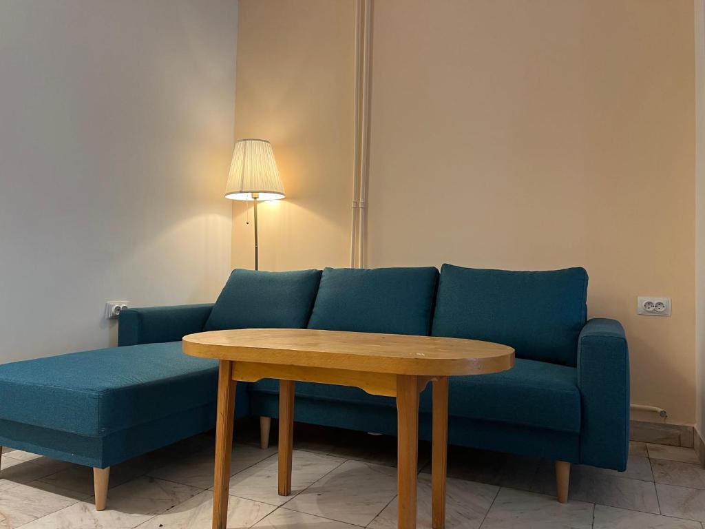 索非亚斯提万伊斯卡酒店的蓝色的沙发和一张桌子