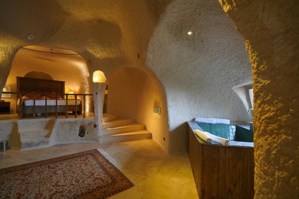乌奇希萨尔Ages in Cappadocia的大楼内有楼梯的房间
