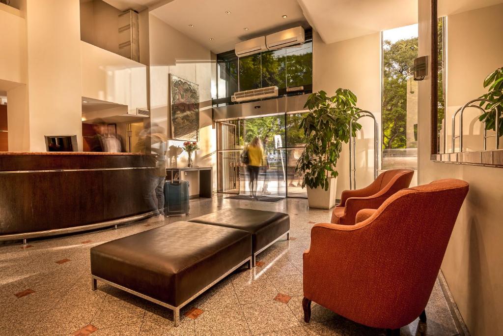 布宜诺斯艾利斯阿根提诺大酒店的大楼内带长凳和椅子的大堂