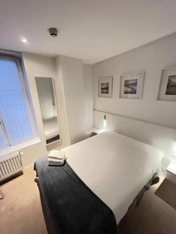 斯特拉斯堡Residence OLit Cathédrale的卧室设有一张白色大床和一扇窗户。