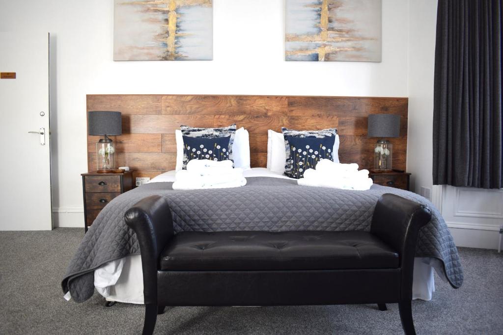 盖特豪斯厄夫弗利特Woodlyn Guest House的一间卧室配有一张带黑色真皮沙发的床